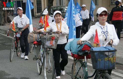 Elderly bicyclists support Vote for Ha Long Bay Campaign - ảnh 4